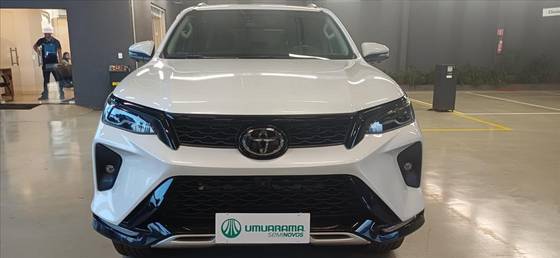 TOYOTA HILUX SW4 2.8 D-4D TURBO DIESEL SRX PLATINUM 7L 4X4 AUTOMÁTICO TOYOTA HILUX SW4 2.8 D-4D TURBO DIESEL SRX PLATINUM 7L 4X4 AUTOMÁTICO
